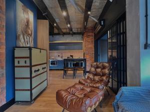 a living room with a couch and a kitchen at Tribeca 402 in Gramado