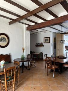 Casa Rural Huerto del Carmen في Puebla Larga: غرفة طعام مع طاولات وكراسي خشبية