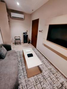 فاتوران 2 في المدينة المنورة: غرفة معيشة مع أريكة وتلفزيون بشاشة مسطحة