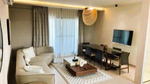 una sala de estar con un sofá y una mesa en Elite Residence, en Accra