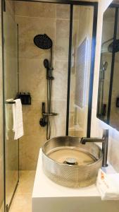 Un baño con lavabo y ducha en Elite Residence, en Accra 18 fotos más