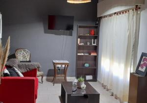 Una televisión o centro de entretenimiento en departamento