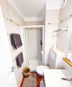 e bagno con servizi igienici bianchi e doccia. di #A1K STUDIO JUNIOR - MARINA RIVIERA BAY Near Airport a Villeneuve-Loubet