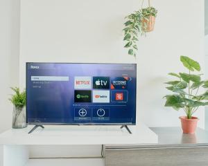 Un televisor de pantalla plana sobre una mesa. en Le Julien by Shmoo, en San Julián