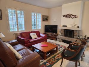 - un salon avec un canapé et une cheminée dans l'établissement Grande maison en bord de mer, à Concarneau