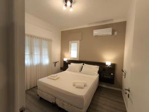 a bedroom with a bed with two towels on it at Céntrika in Mendoza