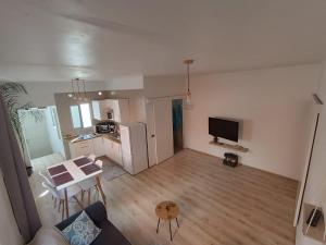 an empty living room with a table and a kitchen at Appartement au bord de l'océan in El Escobonal