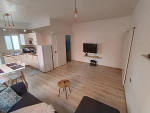 an empty living room with a kitchen and a table at Appartement au bord de l'océan in El Escobonal +13 photos