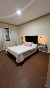 タリハにあるCasa de huéspedes Maracuyáの窓のある部屋にベッドがある寝室