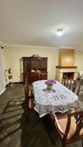 タリハにあるCasa de huéspedes Maracuyáのダイニングルーム(花のテーブル付)