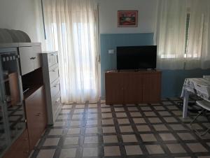 TV a/nebo společenská místnost v ubytování Casa Fronte Mare