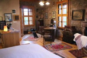 1 dormitorio con cama y escritorio. en Stone House with Garden in Cunda/Ayvalik, en Ayvalık