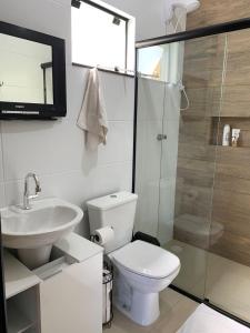 ein Badezimmer mit Toilette, Waschbecken und Dusche in der Unterkunft Stúdio Amarelo in Florianópolis