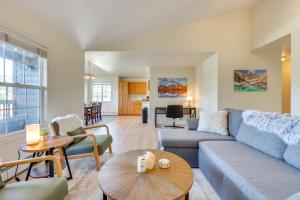 Χώρος καθιστικού στο Walk to Downtown Mountain-View Estes Escape