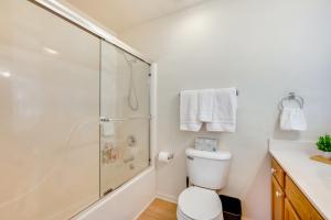 Ένα μπάνιο στο Walk to Downtown Mountain-View Estes Escape +18 φωτογραφίες