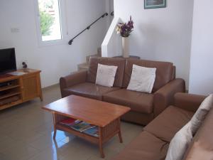 salon z kanapą i stolikiem kawowym w obiekcie Villa Margarita w mieście Protaras