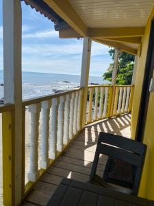 Rõdu või terrass majutusasutuses Casa Lassini, Oceanfront Lodging, Playa Las Comadres +23 fotot