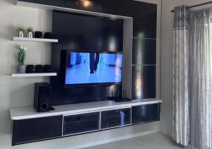 TV a/nebo společenská místnost v ubytování Tiny House Dferry With Private Pool OR 4 Room Homestay Jerantut Wifi Full Aircond