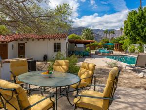 パーム・スプリングスにあるSan Jacinto Hacienda by Acme House Companyのプールサイドのパティオ(テーブル、椅子付) +39枚の写真