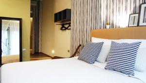 Postel nebo postele na pokoji v ubytování Serendipity Rooms