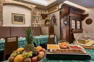 - une table avec un plateau de fruits dans l'établissement Hotel d'Allèves, à Genève