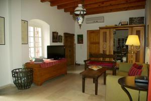 a living room with a couch and a tv at Sior Nikoletos in Vóroi