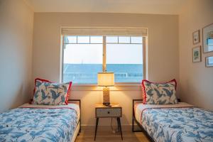 Ένα ή περισσότερα κρεβάτια σε δωμάτιο στο Ocean Lake Beach House