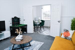 Μια τηλεόραση ή/και κέντρο ψυχαγωγίας στο Spacious 3 Bed House - Walk to Metro - Free Parking, Sleeps 6 - Close to City Centre