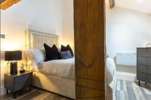 ブラッドフォードにあるBradford Luxury Central Apartmentのベッドルーム1室(黒い枕のベッド1台付)