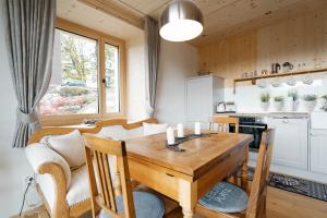 une cuisine et une salle à manger avec une table en bois dans l'établissement Apartment Strohballenhaus, à Amden 29 autres photos