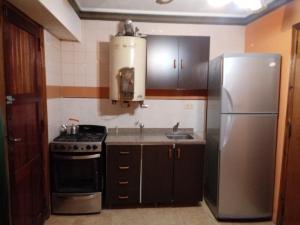 Η κουζίνα ή μικρή κουζίνα στο Triplex a dos cuadras del mar