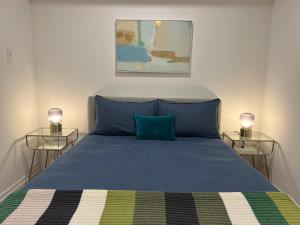 洛杉矶Calypso- Hollywood Apartment with Pool, Gym FREE parking的一间卧室配有蓝色的床和两张边桌