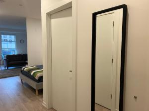 Calypso- Hollywood Apartment with Pool, Gym FREE parking客房内的一张或多张床位
