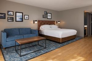 Postel nebo postele na pokoji v ubytování Four Points by Sheraton Bakersfield
