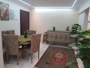 Area tempat duduk di Sphinx square, Mohandessin