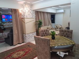 Area tempat duduk di Sphinx square, Mohandessin