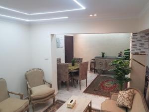 Area tempat duduk di Sphinx square, Mohandessin