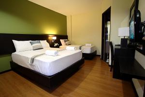Postel nebo postele na pokoji v ubytování Lorenzzo Suites Hotel Makati