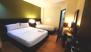 Postel nebo postele na pokoji v ubytování Lorenzzo Suites Hotel Makati