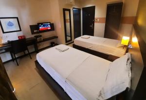 Postel nebo postele na pokoji v ubytování Lorenzzo Suites Hotel Makati
