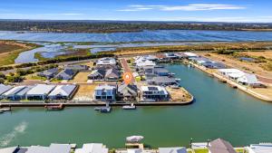 una vista aérea de un puerto con casas y barcos en Windward Marina Retreat, en Geographe