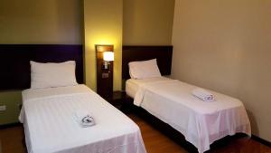 Postel nebo postele na pokoji v ubytování Lorenzzo Suites Hotel Makati