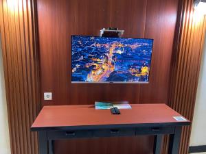 TV a/nebo společenská místnost v ubytování The Tandibayang Hotel & Villas