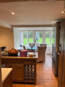 een keuken met een aanrecht en een tafel met een fruitschaal bij Bucking Lodge in Wisley