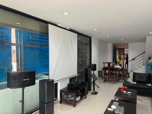 a large screen in a living room with a tv at 芭提雅市中心五卧六卫带KTV民宿hw in Pattaya Central