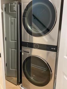 eine Mikrowelle neben einem Kühlschrank in der Unterkunft Cozy Townhome with luxury feelings in Frederick + 37 Fotos