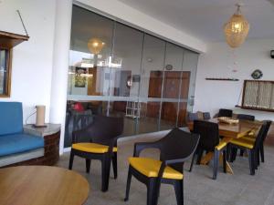 ein Wohnzimmer mit einem Esstisch und Stühlen in der Unterkunft Punta Sal, 1er piso frente al mar, lejos de rocas in La Bocana + 1 Foto