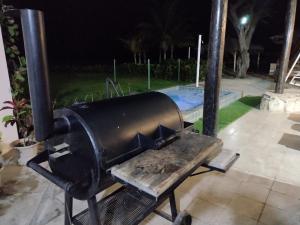 einen Grill vor einem Pool in der Nacht in der Unterkunft Punta Sal, 1er piso frente al mar, lejos de rocas in La Bocana