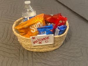 een mand gevuld met snacks en een fles water bij Home Away From Home in Baltimore +10 foto's