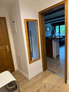 uma sala de estar com um espelho e uma cozinha em Half chalet 2 min from ski bus em Laax